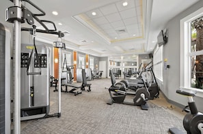 Et fitnesscenter med forskellig træningsudstyr, herunder løbebånd og styrkemaskiner.