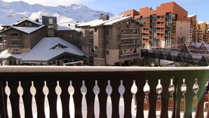 A hotel with multiple buildings, including a ski lift in the background. - 10m from ski slopes, 1st floor, balcony, ski locker, 21m², Val Thorens (Val Thorens)