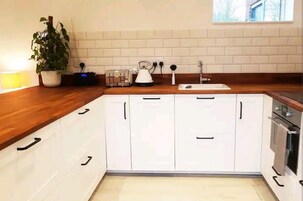 Casa | Cocina privada | Frigorífico, microondas, horno y placa de cocina