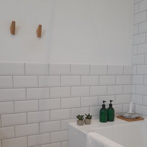 Nhà | Phòng tắm | Buồng tắm vòi sen, máy sấy tóc, khăn tắm 