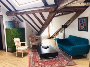 TV, fireplace - Spacious Apartment Near The Palais Garnier (Paris)