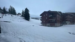 A snow-covered path leading to a building with multiple balconies. - 200m from shops, view ski slopes, terrace, ski locker, 27m², Valmorel (Valmorel)