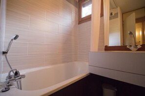 Bathroom - 200m from shops, 2nd floor, view mountain, balcony, ski locker, 27m², Valmorel (Valmorel)