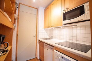 Réfrigérateur, micro-ondes, cafetière/bouilloire