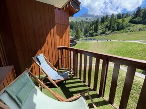 Property grounds - 175m from shops, 1st floor, view ski slopes, balcony, ski locker, 27m², Valmorel (Valmorel)