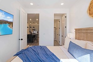 3 bedrooms, desk, iron/ironing board, Internet