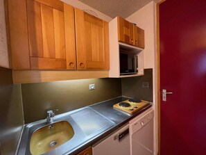 Fridge, microwave, oven, coffee/tea maker