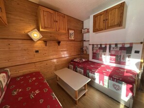 WiFi - Ski-in/ski-out & foot of the slopes, 1st floor, view building, balcony, tv, ski locker, 26m² (Valmorel)