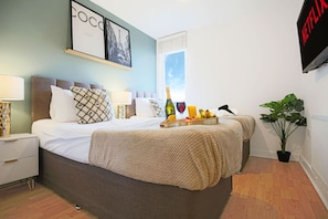 1 habitación, escritorio, tabla de planchar con plancha y cuna de viaje