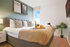 1 Schlafzimmer, Schreibtisch, Bügeleisen/Bügelbrett, Reisekinderbett