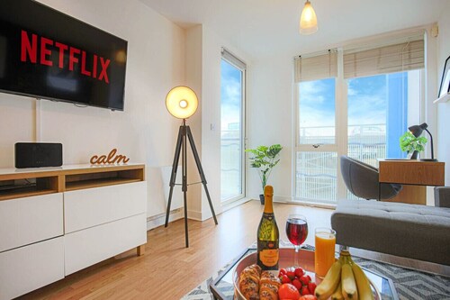Stylish Apartment • City Centre • Balcony • Free Parking • Self-Check-In • Yoko Property