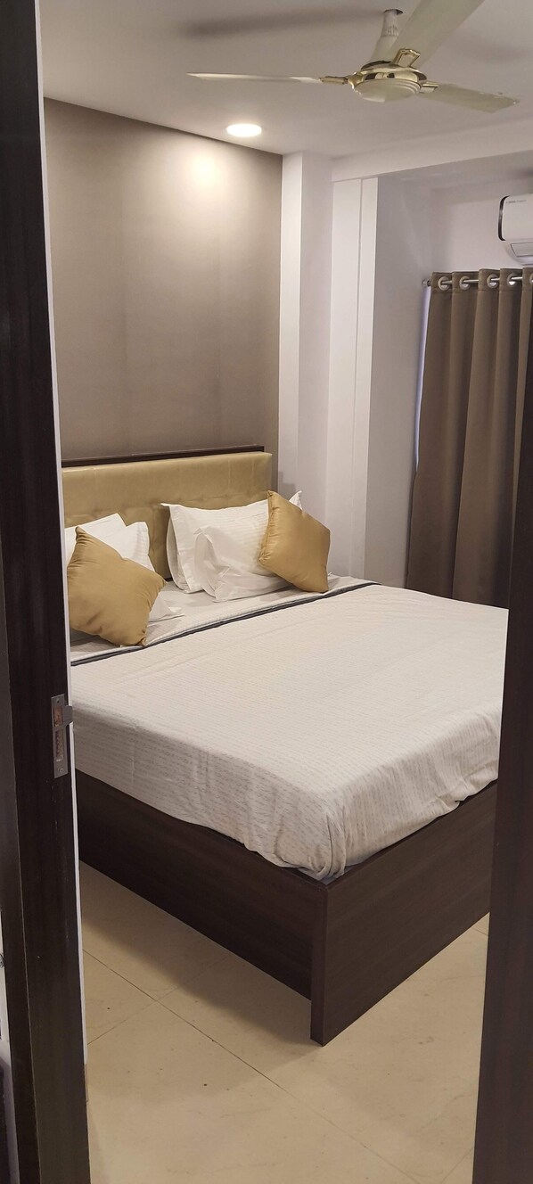 1 bedroom, desk, free WiFi - Luxurious 1 Bedroom Apartment with kitchen (101) (Navi Mumbai)