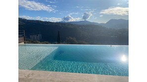 Piscina all'aperto, una piscina riscaldata