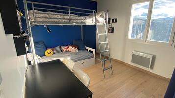 4 slaapkamers, een strijkplank/strijkijzer, reisbedje, gratis wifi