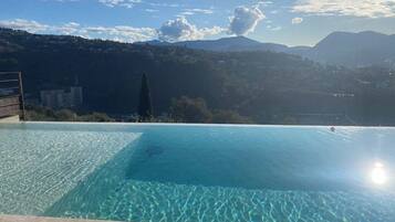 Een buitenzwembad en een verwarmd zwembad