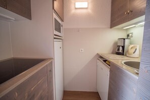Kylskåp, mikrovågsugn, ugn och kaffe- och tebryggare