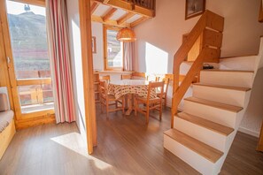 Dining - 200m from ski slopes, 3rd floor, view ski slopes, balcony, tv, ski locker, 40m², Valmorel (Valmorel)