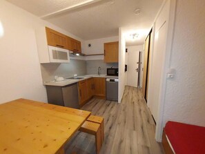 Kühlschrank, Mikrowelle, Ofen, Wasserkocher mit Kaffee-/Teezubehör