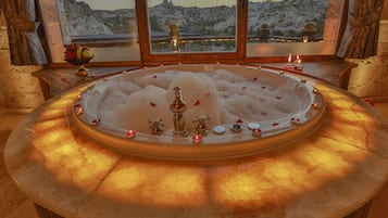 프레지덴셜 스위트 | 욕실 | 친환경 세면용품, 헤어드라이어, 슬리퍼, 타월