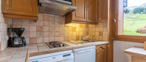 Fridge, microwave, oven, coffee/tea maker