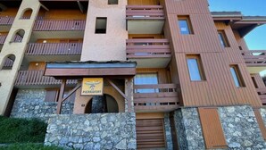 Un hotel a più piani con facciata in pietra, balconi e un cartello che indica Pierrafort.