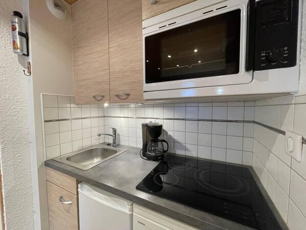 Fridge, oven, coffee/tea maker, toaster