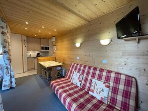 Living area - 200m from ski slopes, 4th floor, view panoramic, balcony, tv, ski locker, 24m², Valmorel (Valmorel)