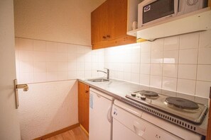 Fridge, microwave, oven, coffee/tea maker