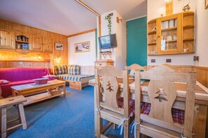 Living area - 100m from ski slopes, 1st floor, view resort, balcony, tv, ski locker, 27m², Valmorel (Valmorel)