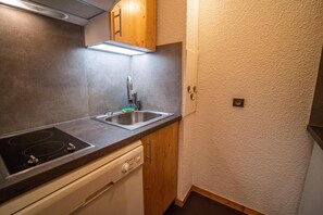 Kühlschrank, Mikrowelle, Ofen, Wasserkocher mit Kaffee-/Teezubehör