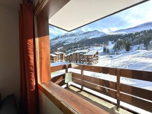 Interior - Ski-in/ski-out & foot of the slopes, 1st floor, view ski slopes, balcony, tv, ski locker, 13m² (Valmorel)