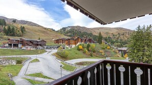 A hotel with a mountain view, a parking area, and a pedestrian pathway. - 50m from shops, 2nd floor, view mountain, balcony, tv, ski locker, 35m², Valmorel (Valmorel)