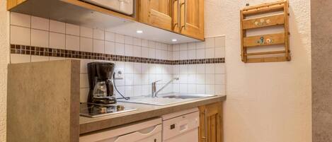 冷蔵庫、電子レンジ、オーブン、コーヒー / ティーメーカー