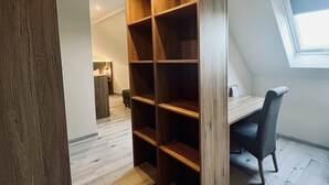 A room with a wooden desk, a chair, and built-in shelving. - Hotel-Restaurant Zum Schwanen (Wermelskirchen)