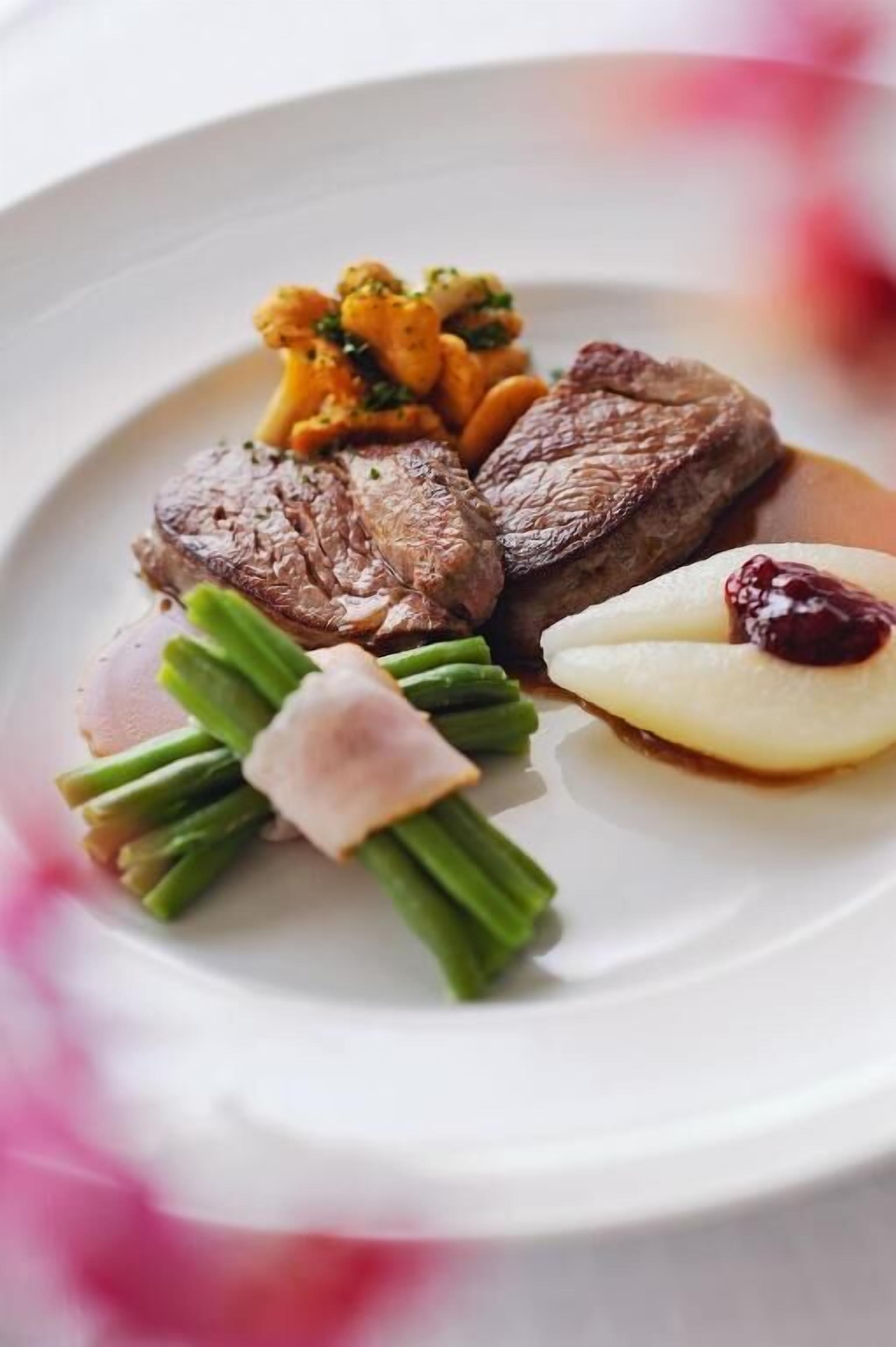 Un plato con bistec, judías verdes y postre.