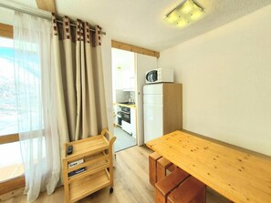 Réfrigérateur, four à micro-ondes, un four, cafetière-théière