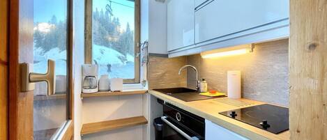 Fridge, microwave, oven, coffee/tea maker