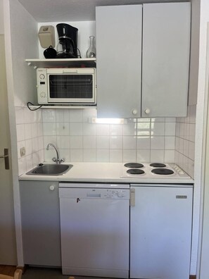 Kühlschrank, Mikrowelle, Ofen, Wasserkocher mit Kaffee-/Teezubehör