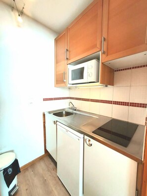 Kühlschrank, Mikrowelle, Ofen, Wasserkocher mit Kaffee-/Teezubehör