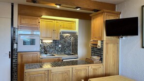 Kjøleskap, ovn, kaffetrakter/tekoker og brødrister