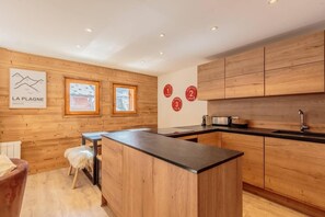 Fridge, microwave, oven, coffee/tea maker