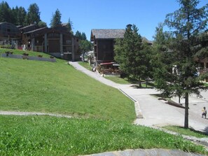 Property grounds - 30m from ski slopes, 1st floor, terrace, tv, ski locker, 27m², Montchavin La Plagne (Bellentre)