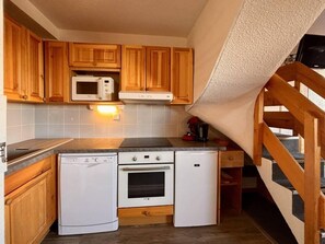 Kjøleskap, mikrobølgeovn, ovn og kaffetrakter/tekoker