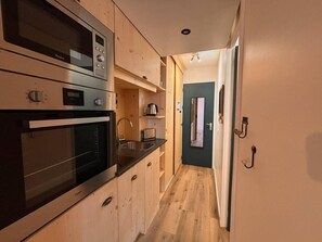 Kjøleskap, mikrobølgeovn, ovn og kaffetrakter/tekoker