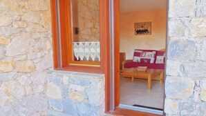 A stone building with a wooden-framed window and a stone wall. - 300m from resort center, view mountain, terrace, tv, ski locker, 20m², Montchavin La Plagne (Bellentre)