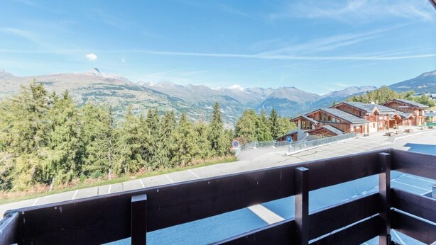 A mountain view with a wooden building and a parking area. - 50m from ski slopes, 2nd floor, view mountain, balcony, tv, ski locker, 27m², Montchavin La Plagne (Bellentre)