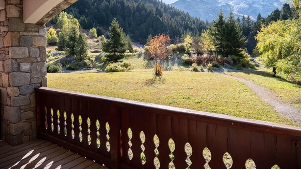 A stone archway leading to a balcony with a view of a mountainous landscape. - Balcony, tv, 65m², Méribel-Mottaret (Méribel - Les Allues)