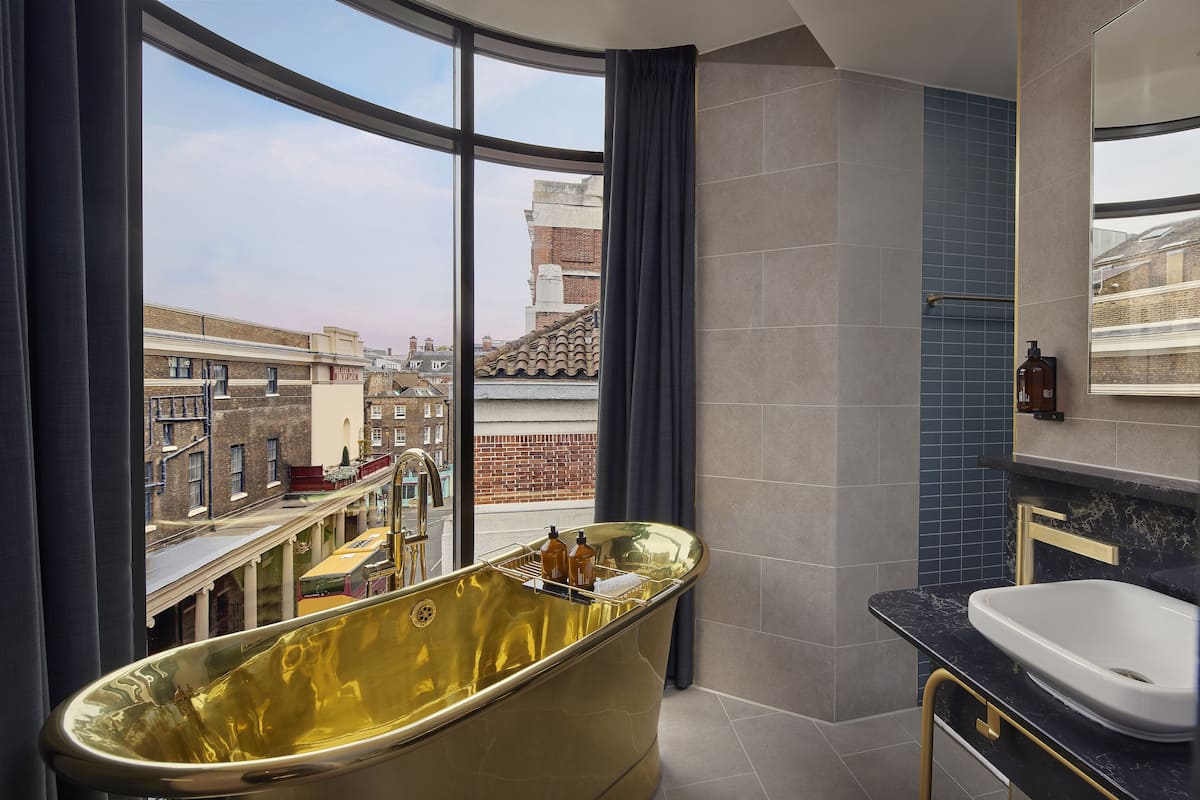 Royal Room | Bathroom | Free toiletries, hair dryer, towels, soap