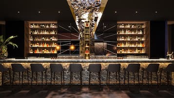 2 bars/lounges