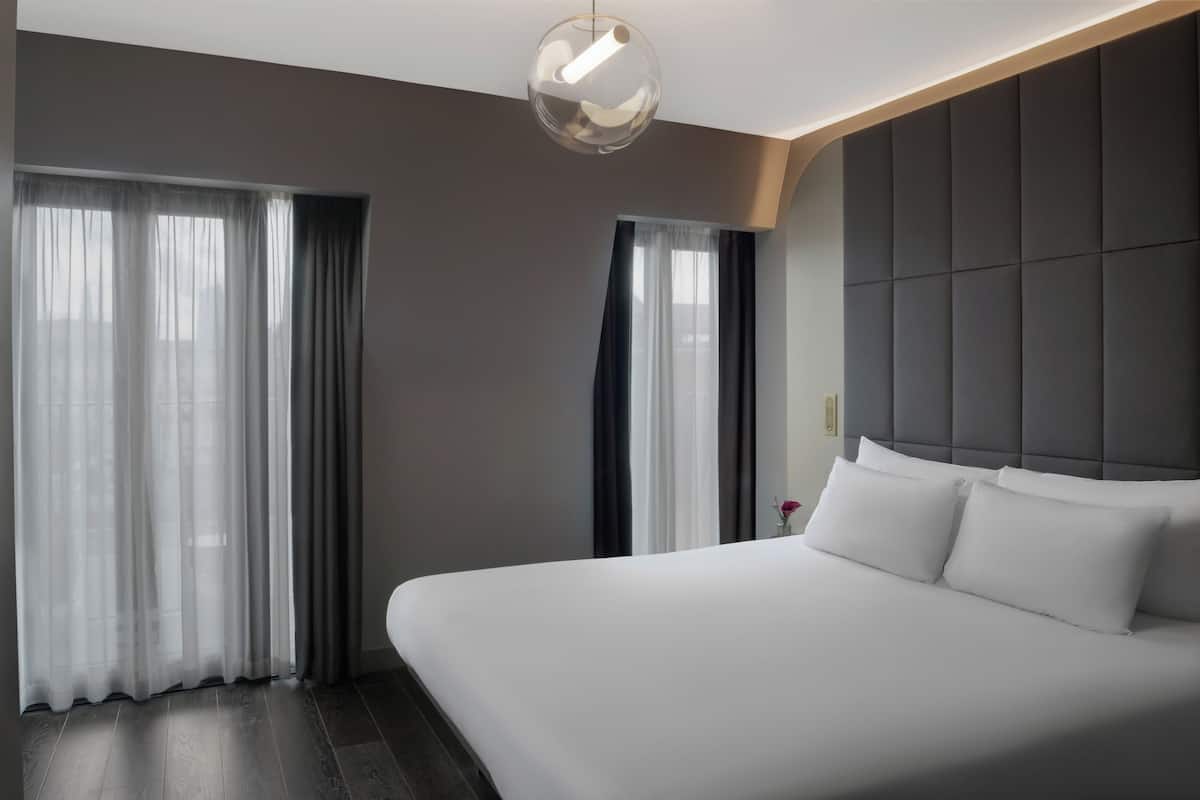 Hypo-allergenic bedding, in-room safe, soundproofing, free WiFi